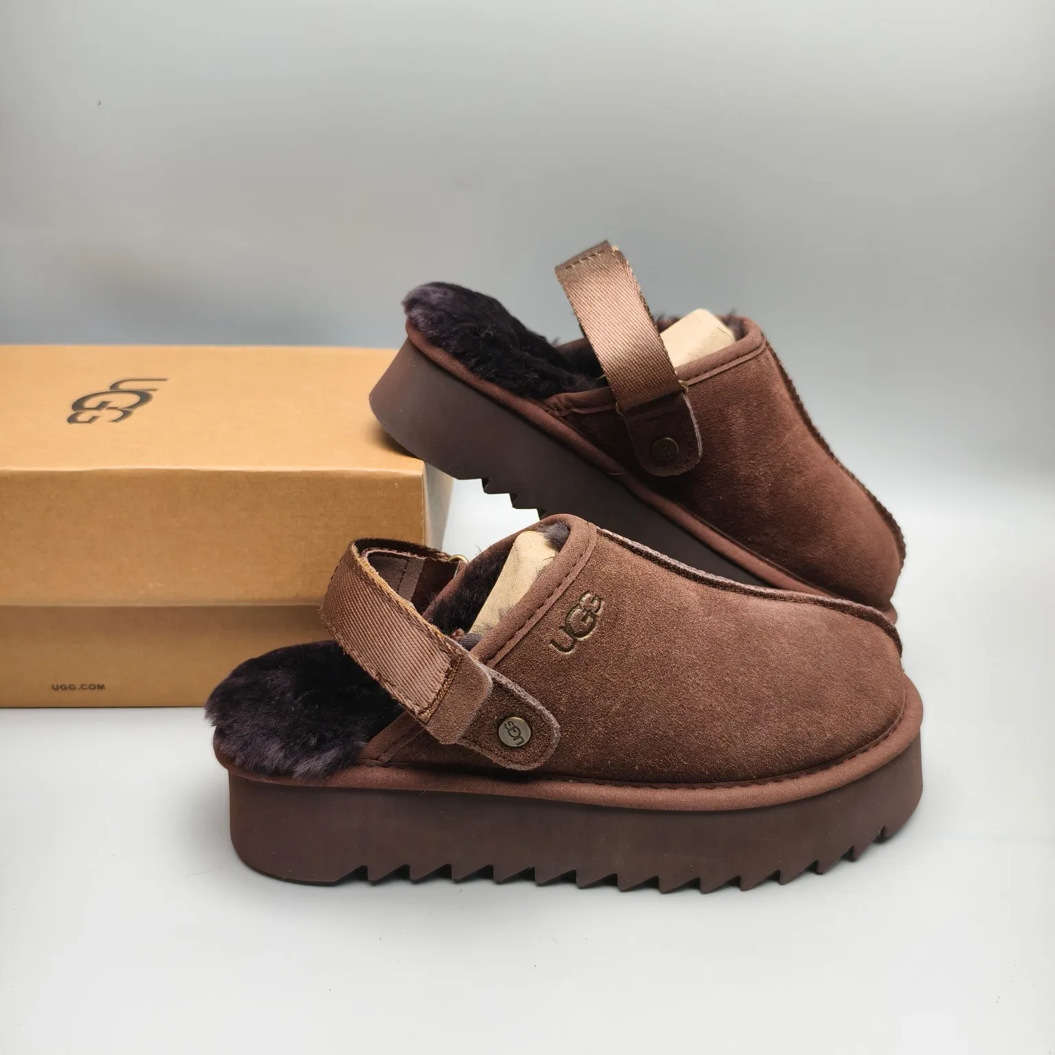 💰440 UGG sheepskin all-in-one snow boots 6734 thick-soled magic buckle dual-purpose slippers Color: Maroon Black Chocolate Matching code: 35-40